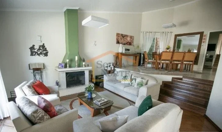 Casa em rua calma, com ampla vista e muita iluminação natural, 4 dormitórios, sendo 2 suítes com...