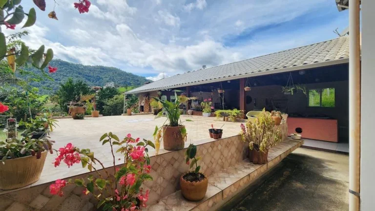 Imagem Casa em Condomínio para Venda em Teresópolis / RJ no bairro Vale Alpino