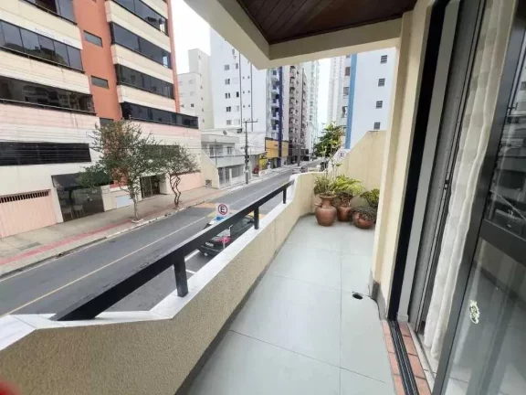 Imagem Apartamento diferenciado com 2 dormitórios sendo 1 suíte e 1 vaga de garagem a 350m da Praia Central