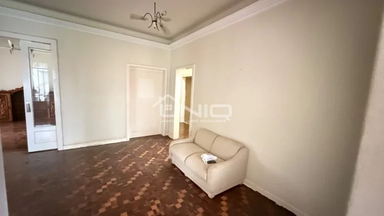 Imagem Casa com Amplo Terreno - No Centro