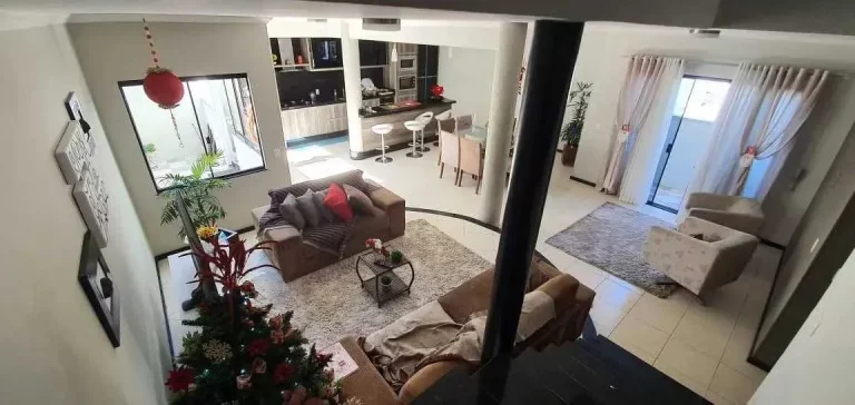Imagem Casa com 4 dormitórios sendo 1 suíte e 3 vagas de garagem no Centro de Itajaí
