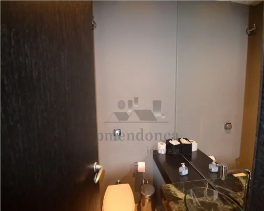 Imagem Cobertura duplex, ampla, bem distribuída com piso de tacos, armários embutidos, gabinete nos banhe...