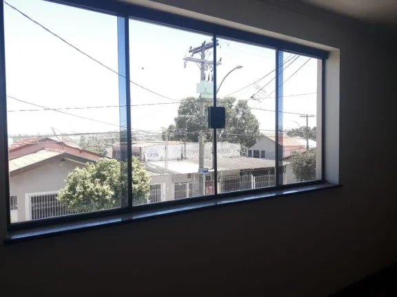 Imagem Casa com 3 dormitórios (1 suite), sala, banheiro social com box blindex e armários, cozinha com AE...