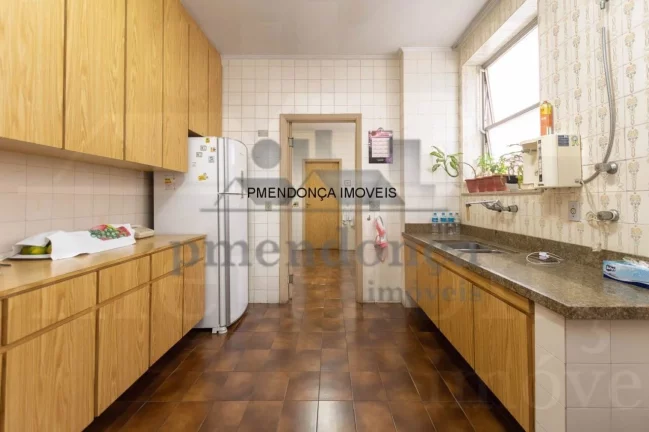Imagem Belíssimo apartamento, amplo e bem distribuído, totalmente reformado, living para 02 ambientes, te...