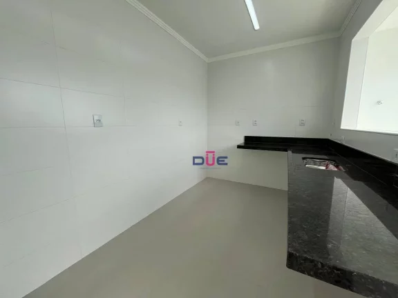 Imagem Apartamento impecável, no canal 6 de frente, 2° andar com sacadinha. 2 quartos sendo 1 suite e vaga
