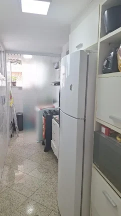 Imagem Vendo apartamento de três quartos com suíte na Rodovia do Sol de frente para o mar, andar alto, com duas vagas de garagem.