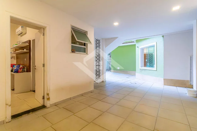 Imagem Casa Triplex de 4 Quartos para Venda no Humaitá com 595 m²