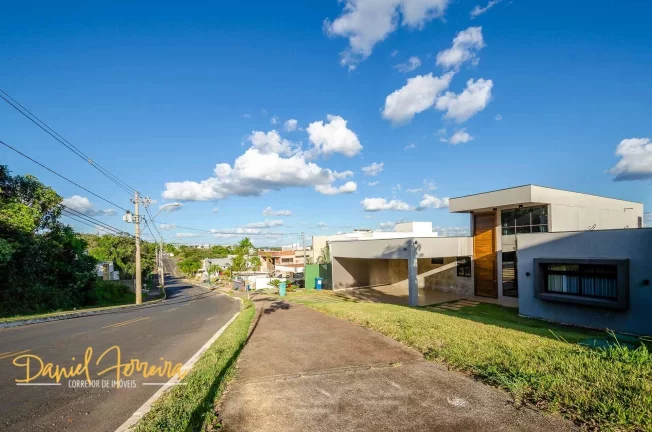 Imagem Lote de esquina quase todo plano - Aceita financiamento bancário