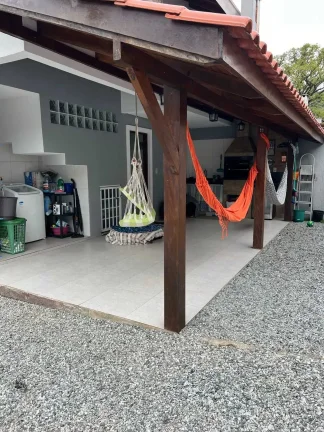 Imagem Sobrado com 2 quartos e 2 vagas de garagem na Praia de Taquaras em Balneário Camboriú