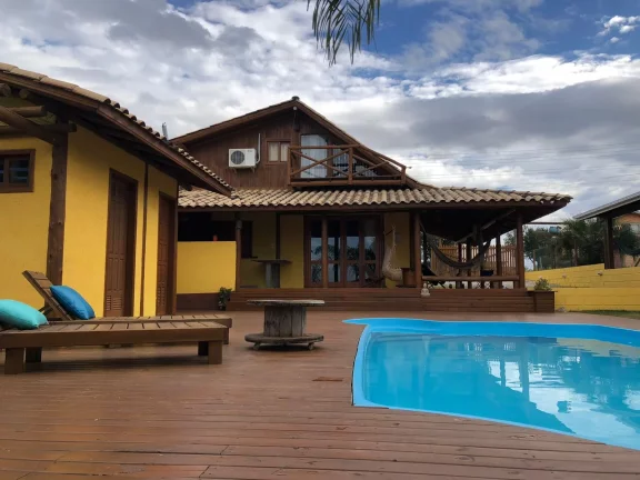 Imagem Oportunidade única: Pousada comercial à venda em Imbituba-SC, Praia do Rosa, com 6 quartos, 5 salas, 5 banheiros e 8 vagas de garagem!