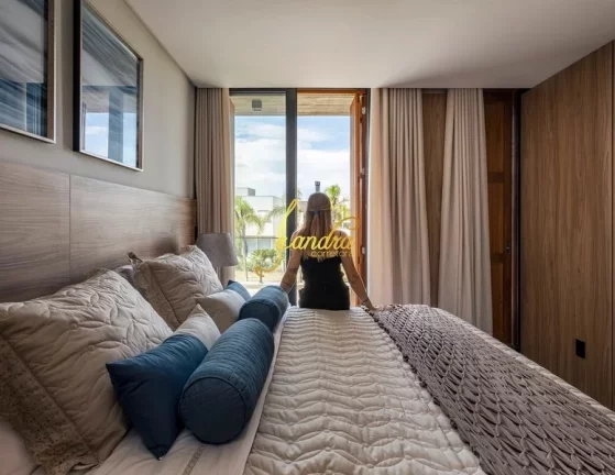 Imagem Sobrado no condomínio Enseada com 05 suítes, mobilado e decorado