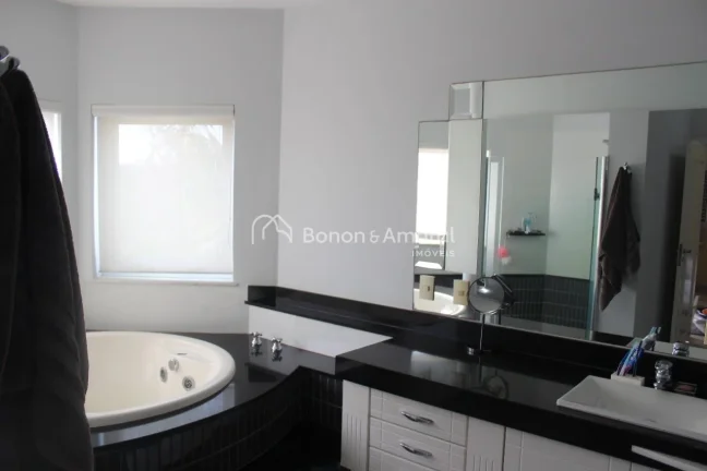 Imagem Casa em condomínio com 724 m² e 6 quartos