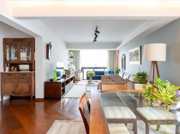 Imagem Imperdível oportunidade! Apartamento de 3 quartos com suíte, sala ampla e 3 vagas na garagem em Moema, SP. Confira!