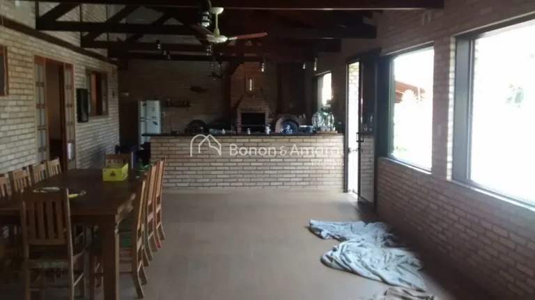 Imagem Esta encantadora chácara oferece três suítes espaçosas, todas com banheiro privativo. A cozinha ...