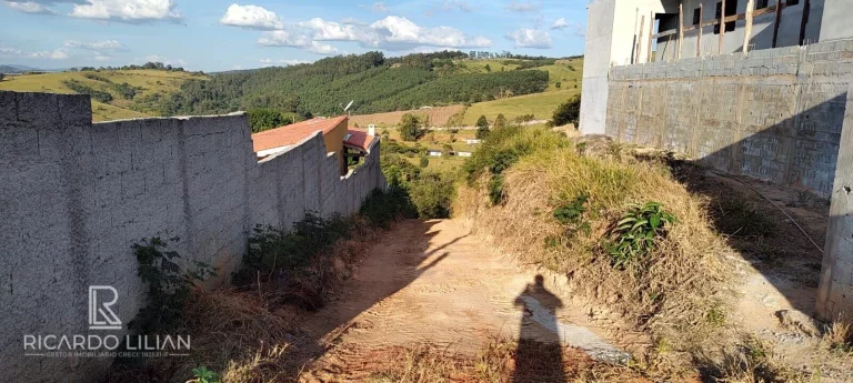 Imagem "Oportunidade única! Terreno em declive com vista deslumbrante e infraestrutura completa em condomínio de chácaras com portaria 24 horas"