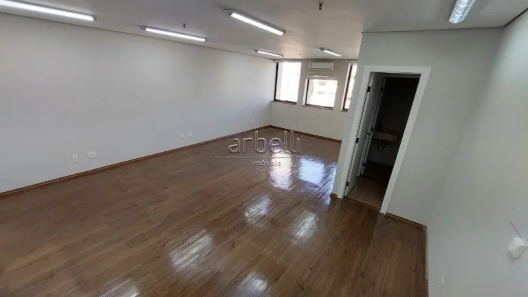 Imagem Sala comercial com 45 M², copa, 2 banheiros e 1 vaga de garagem. Linda e excelente sala, espaço fu...