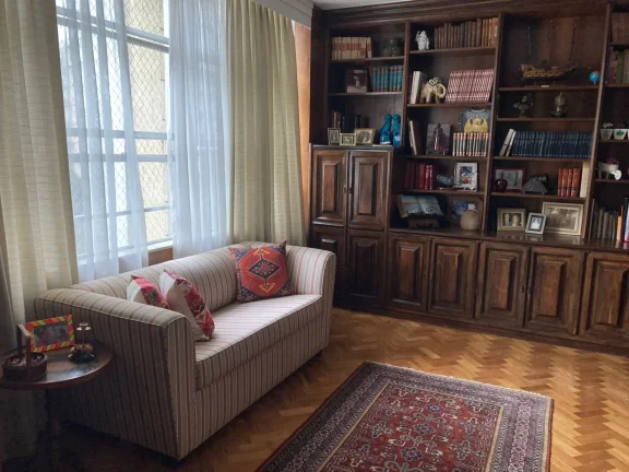 Imagem Apartamento 275 M², 1 por andar, 4Q, 2 Suítes, Ampla sala, 5 banheiro, 4 vagas fixas, depósito, armários, split, próximo metrô, academia, iluminado.
