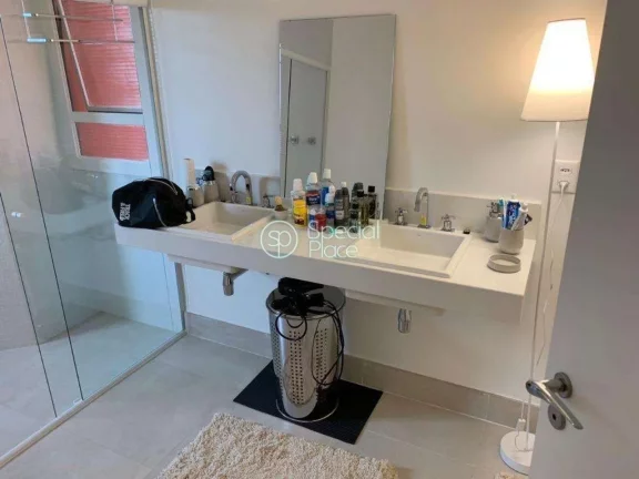 Imagem Oportunidade. Apartamento super espaçoso, com 220m2 de área útil, 4 dormitórios ( 3 suítes ) e ...