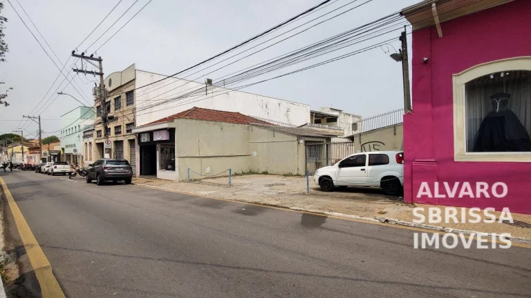 Imagem Terreno na área central da cidade. Utilização Comercial ou Residência. 512,18m2 de área e frente com 12,50 metros. Altíssimo trânsito de veículos