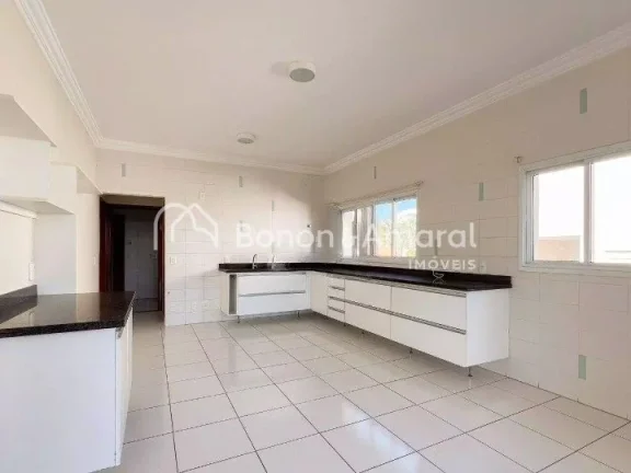 Imagem Sofisticada casa à venda no Alphaville Campinas. A residência possui uma área construída de 460 ...