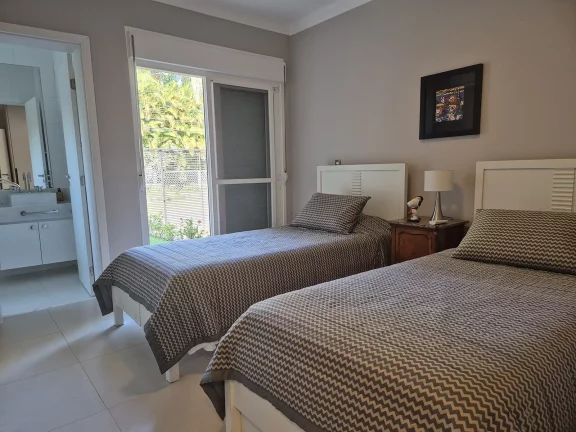 Imagem Casa térea à venda com 3 quartos, sendo 2 suítes, em Condomínio Flamboyant-B, Atibaia - SP