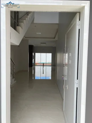 Imagem Imperdível Sobrado à Venda em Toledo-PR, Jardim La Sale II: 3 quartos, 3 suítes, 4 banheiros, 2 vagas, 200m²!