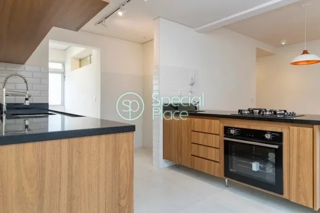 Imagem Apto com 129,23m² no Itaim Bibi Sala ampla para 2 ambientes com cozinha integrada e armários plane...