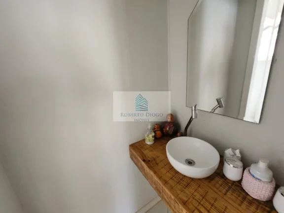 Imagem Casa em Condomínio à Venda em Vargem Pequena, Rio de Janeiro-RJ: 2 Quartos, 1 Sala, 1 Banheiro, 4 Vagas - 140,00m². Venha Conferir!