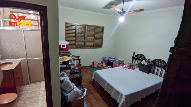 Imagem Casa no Jardim Independência: 4 quartos, 2 suítes, 3 salas, 2 vagas, 215m². Imperdível em Ribeirão Preto-SP! Acesse Quer Imóvel Negócios Imobiliários.