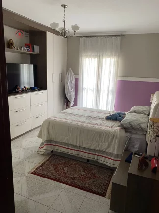 Imagem Excelente sobrado, 220 metros, 3 dormitórios, 3 vagas cobertas, portão automático, quintal com churrasqueira, rua larga e tranquila.