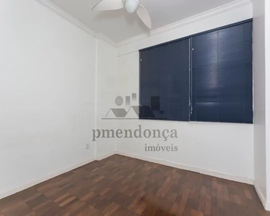 Imagem Apartamento com armários planejados, piso em parquet, living para 02 ambientes, banheiro, 02 dormit...