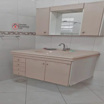 Imagem À venda, casa bem localizada com 1 dormitório, 2 vagas, ampla cozinha, sala e lavanderia, próximo a com?(C)rcios e transportes público