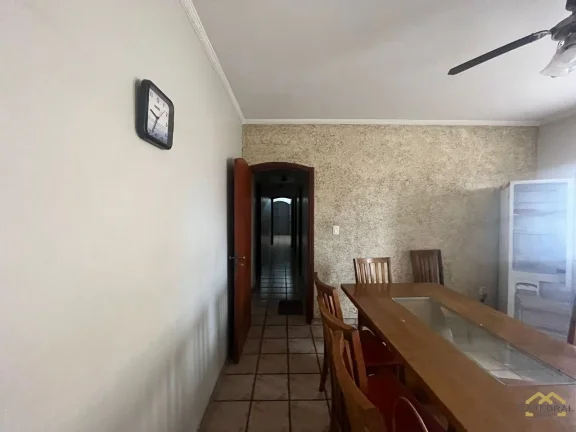 Imagem Casa Comercial para locação próximo a Samuel Martins com vagas de 45 na frente para estacionamento de cliientes