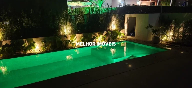 Imagem Casa Nova em condomínio fechado à venda com 5 suítes, 6 vagas de garagem localizada na Praia Brava .
