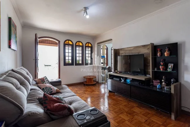 Imagem Excelente Assobradado de Esquina, 292m², 4 Quartos, 2 Suítes, 1 Vaga, Churrasqueira, Financia, está dividida em 2 casas, no Centro de Ribeirão Pires-SP