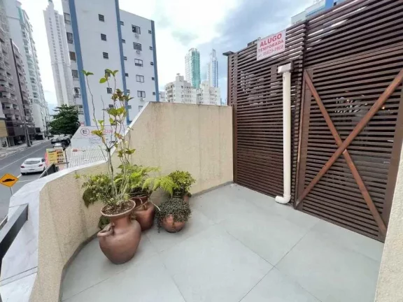 Imagem Apartamento diferenciado com 2 dormitórios sendo 1 suíte e 1 vaga de garagem a 350m da Praia Central