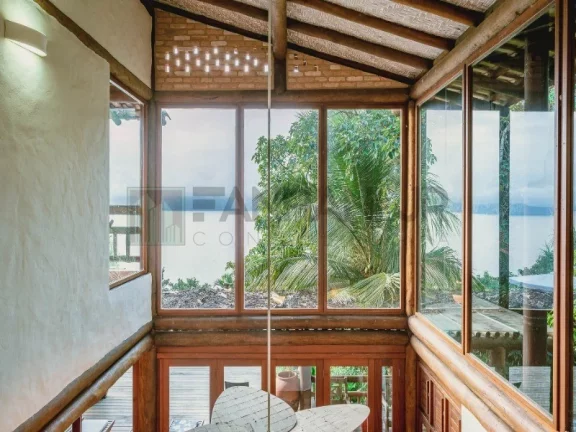 Imagem Linda costeira localizada na Região Norte da Ilha!!!! Piso superior: 3 suítes com varanda, sendo a suíte Master com banheira de hidromassagem e espa