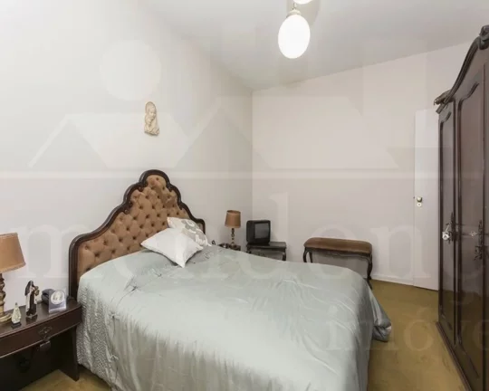 Imagem Apartamento amplo, living para 2 ambientes com piso de tacos, 03 dormitórios com piso de tacos e ar...