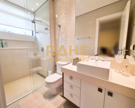 Imagem O Apartamento é composto por: Suíte master com 40,84m² contendo amplo closet e banheira. Aquecime...