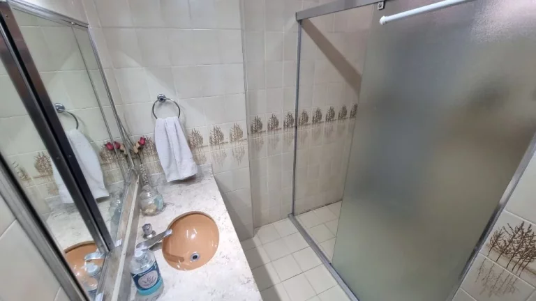 Imagem APARTAMENTO A 2 QUADRA DA PRAIA DE PITANGUEIRAS, 3 DORMITÓRIOS (1 SUÍTE), 2 VAGAS DE GARAGEM E LAZER.
