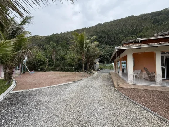 Imagem Chácara com 45.127m² sobre ela está construído uma casa com 3 quartos (1 suíte), piscina e 2 chalés independentes da casa, no bairro Gravatá de Penha - Adriano Carpes Imóveis vende!
