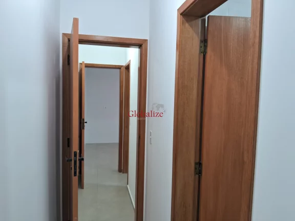 Imagem Casa sobreposta alta em Santos no bairro da Aparecida com varanda de frente na sala, 2 suítes e uma vaga de garagem a venda por R$ 830.000,00
