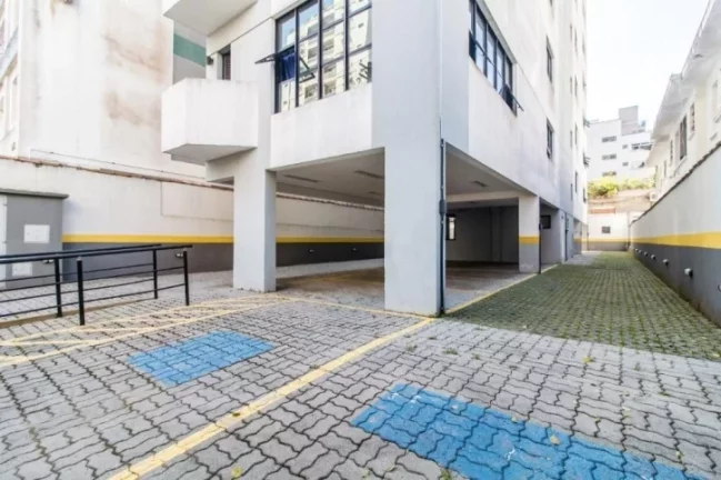 Imagem Vendo ou alugo apenas o prédio todo, são 1581 metros de área construída, dividido em 7 andares com 2 salas por andar. Cada laje tem em torno de 185m²