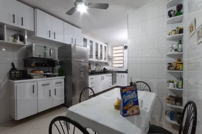 Imagem Apartamento com piso de tábuas largas, reformado e bem iluminado, janelas grandes, dormitórios com...