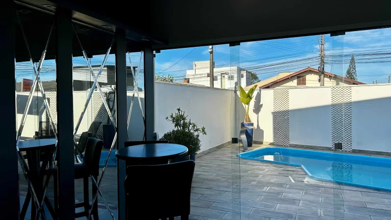 Imagem Casa com 3 dormitórios sendo 1 suíte e 2 vagas de garagem no Centro de Navegantes/SC