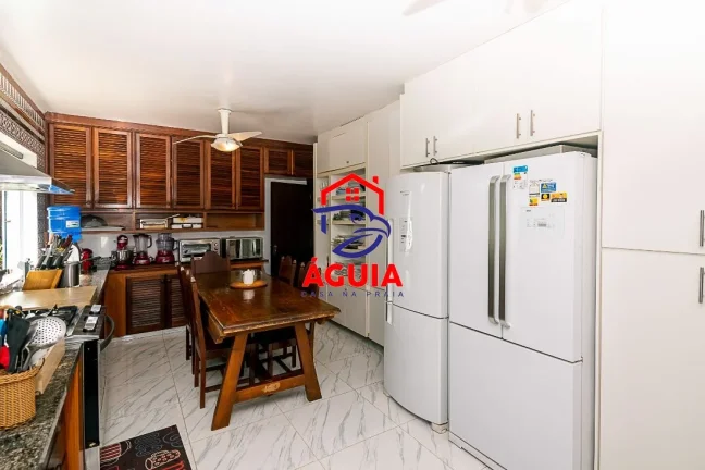 Imagem Belíssima casa em condomínio fechado em meio a Mata Atlântica com vista para o mar!!