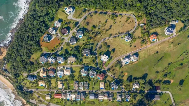 Imagem Terreno com 893m² em condomínio com heliponto e marina particular em Itapema/SC