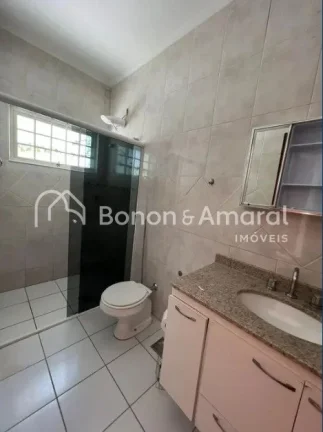 Imagem A casa possui um amplo espaço interno, com 3 quartos, sendo uma suíte com varanda, todos equipados...