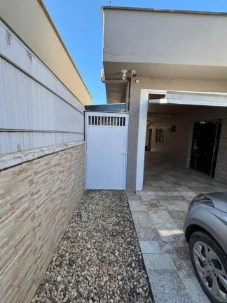 Imagem Adriano Carpes Imóveis vende, uma linda casa em alvenaria mais edícula , com 2 dormitórios sendo 1 suíte, no centro de Penha, com uma ótima localização.