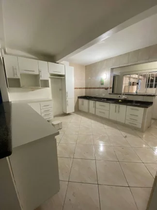 Imagem Casa com 2 Moradas 200 m² Construída 5 Dormitórios 2 Vagas de Garagens